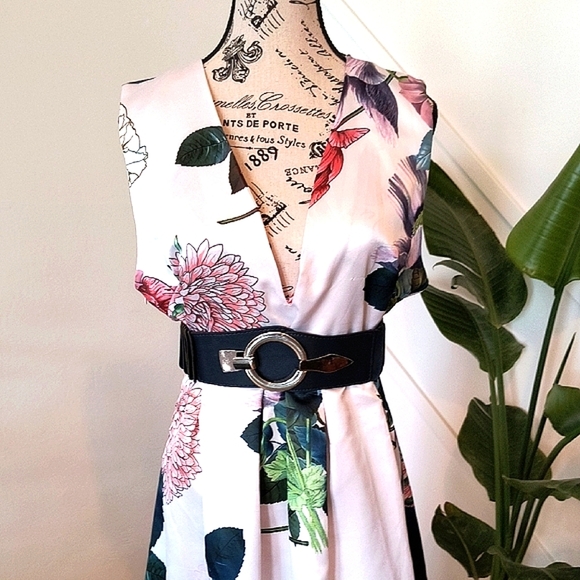 Floral Silky Maxi Florals Dress. Size 3 XL - Picture 7 of 7